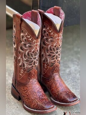 Rock’em Women's Brown Embroidered w/ bronze glitter inlay tooled boot. 
Western